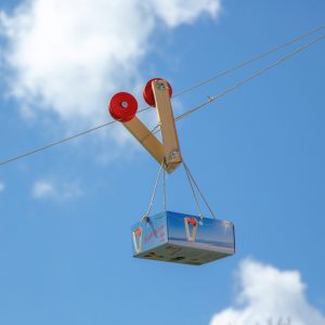 Der Seilflitzer ist am Seil vor dem Himmel zu sehen.