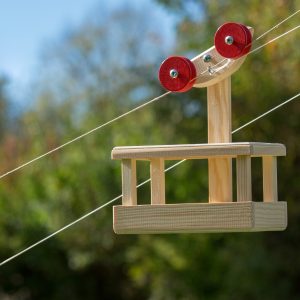 Die Seilbahngondel der Großen Seilbahn fährt im Garten