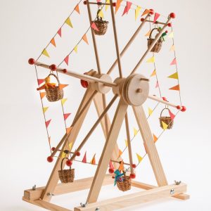 Das Riesenrad mit sechs Körbchen und drei Mitfahrpüppchen