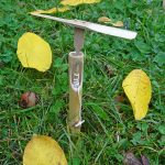 Die Super-Libelle steht startbereit auf einer Wiese.