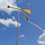 Die Windfahne Wendehals vor blauem Himmel