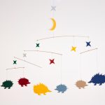 Das Mobile Igel mit bunten Igeln und Sternen