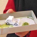 Das Magnetauto wird mit Hilfe eines Magneten auf seiner Fahrbahn geführt.