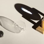 Lichteinfall in Murmel, Linse und Glaskugel aus dem Experimentierkasten Licht und Finsternis