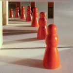 Eine rote Spiegelfigur steht im Doppelspiegel-Tunnel