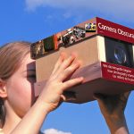 Ein Mädchen schaut durch die Camera Obscura