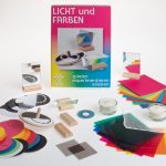 Alle Versuchsteile sind um die Experimentierschachtel Licht und Farben aufgebaut.