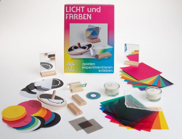 Alle Versuchsteile sind um die Experimentierschachtel Licht und Farben aufgebaut.