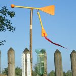 Eine kleine Wetterstation wurde am Gartenzaun aufgebaut.