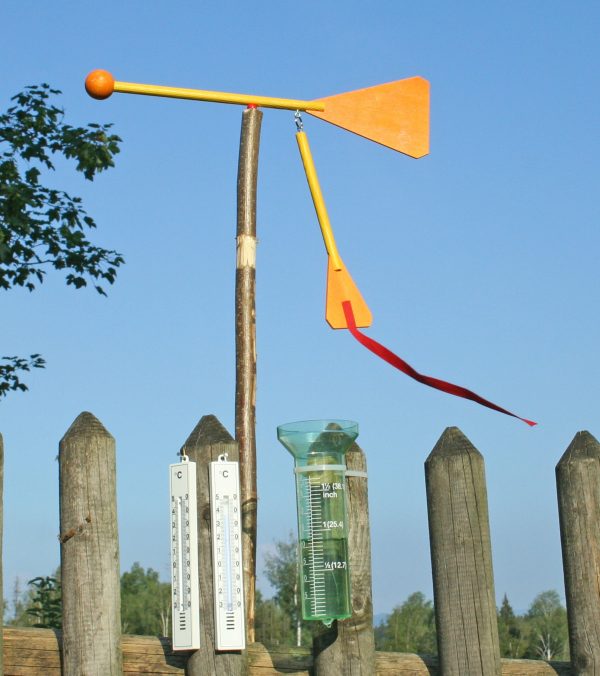 Eine kleine Wetterstation wurde am Gartenzaun aufgebaut.