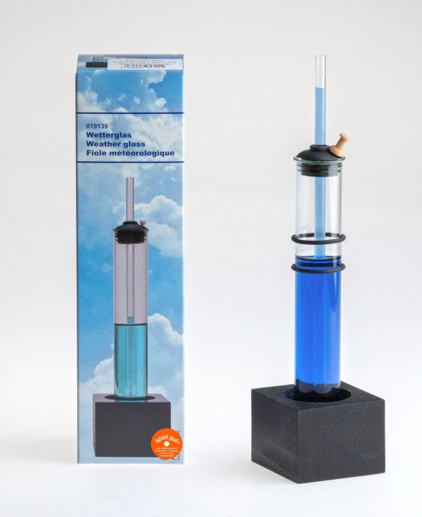 Das Wetterglas mit blauer Farbe vorbereitet