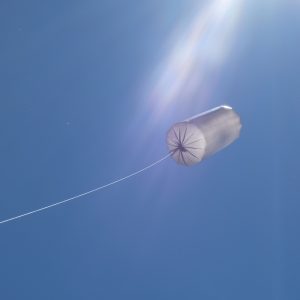 Der Solarzeppelin hoch in den Himmel aufgestiegen.