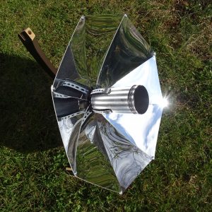 Der Solarkocher heizt sich im Sonnenlicht auf.