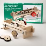 Das Getriebe steht aufgebaut vor der Experimentierschachtel Zahnräder