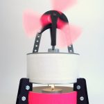 Der Stirling Motor wird von einem Teelicht angetrieben