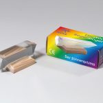Das kleine Prisma steht neben seiner regenbogenbunten Schachtel von Ein Stück Regenbogen