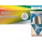 Das gläserne Prisma vor der regenbogenbunten Schachtel Ein Stück Regenbogen.