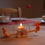 die Lichtwippe schaukelt auf dem Tisch