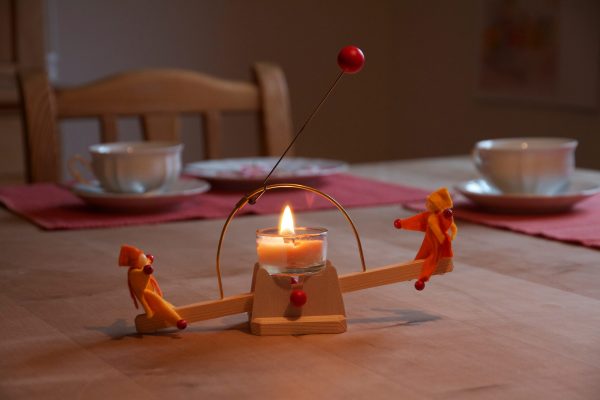 die Lichtwippe schaukelt auf dem Tisch