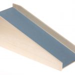 Die hölzerne Purzelbahn mit blauem Filz belegt