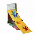 Drei Purzel kullern die Bahn des Purzelpacks hinunter