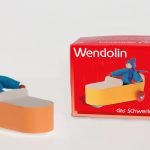 Wendolin in seinem Auto vor seiner Schachtel