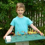 Ein Junge hält Wendolins Fahrbahn einsatzbereit