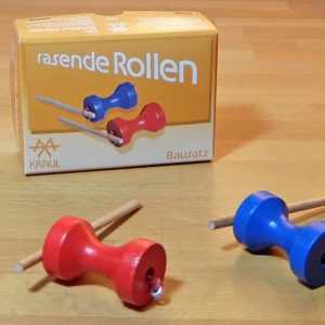 Zwei aufgezogene Rollen liegen startklar vor der Schachtel