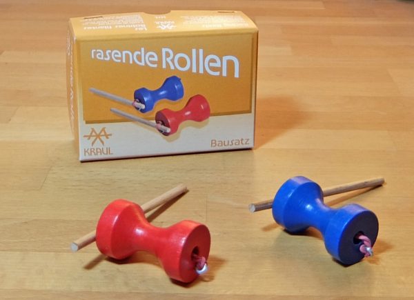 Zwei aufgezogene Rollen liegen startklar vor der Schachtel