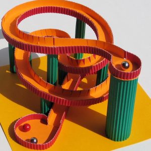 Die aufgebaute Kleine Papierkugelbahn