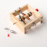 Der fertig gebaute Dynamo aus dem Experimentierkasten Magnetische Kräfte