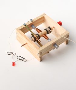 Der fertig gebaute Dynamo aus dem Experimentierkasten Magnetische Kräfte