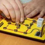 Auf der Steckplatte der Alarmanlage werden Kontakte gestekt.