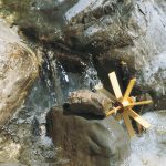 Das Kleine Wasserrad dreht sich im schnellen Wasser zwischen Steinen