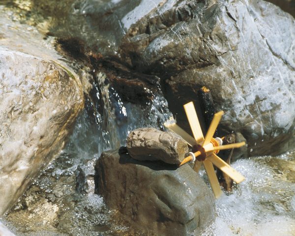 Das Kleine Wasserrad dreht sich im schnellen Wasser zwischen Steinen