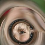 Ein Junge spiegelt sich in der Spiegelröhre