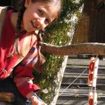 ein Mädchen zieht den Flaschenzug nach oben