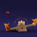 die Lichtwippe mit gelb-orangenen Püppchen im Dunkeln