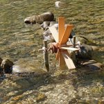 Das Kleine Wasserrad im Fluss