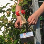 Der Seilflitzer wird am Balkon montiert