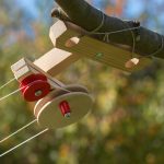 Die am Baum festgebundene Bergstation steuert den Pendelbetrieb der Pendel-Seilbahn.