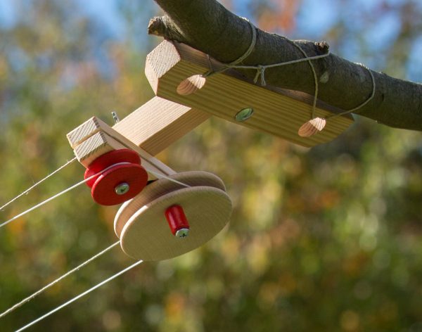 Die am Baum festgebundene Bergstation steuert den Pendelbetrieb der Pendel-Seilbahn.