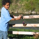 Ein Junge spielt mit der Körbchen-Seilbahn