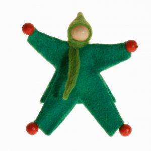 Ein grünes Mitfahrpüppchen aus Filz.