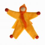 ein gelbes Mitfahrpüppchen aus Filz