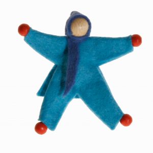 Ein blaues Mitfahrpüppchen aus Filz.