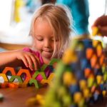 Ein Kind spielt mit den Bhaváti-Steinen