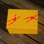 Ein Schachtel bedruckt mit einer Schablone aus Tierspuren