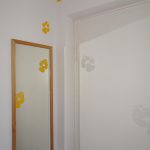 Wolfsspuren an der Wand mit den Schablonen von Tierspuren