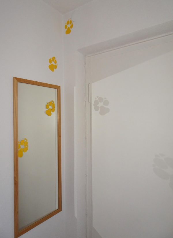 Wolfsspuren an der Wand mit den Schablonen von Tierspuren
